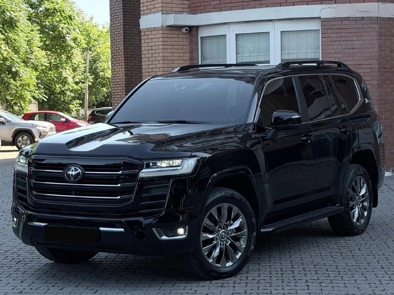 Toyota Land Cruiser 300 — фото 1 из 9